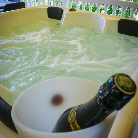 Paula With Private Jacuzzi And Parking- Near The Daire *