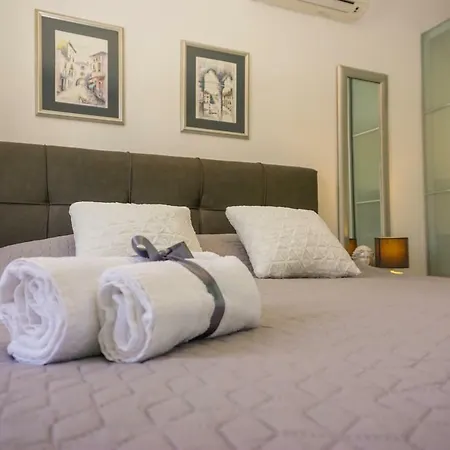 Paula With Private Jacuzzi And Parking- Near The Daire Zadar