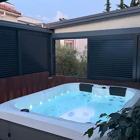 Paula With Private Jacuzzi And Parking- Near The Lägenhet Zadar