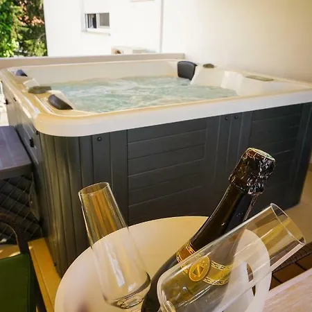 Lägenhet Paula With Private Jacuzzi And Parking- Near The