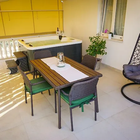 Paula With Private Jacuzzi And Parking- Near The Apartman Zadar