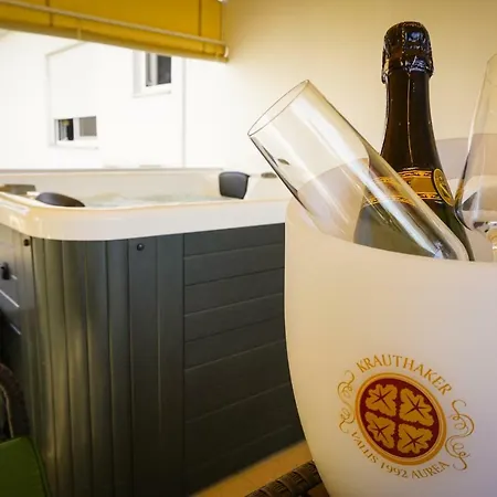 Paula With Private Jacuzzi And Parking- Near The Lägenhet Zadar