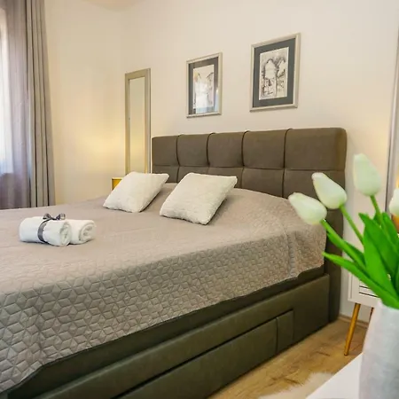 Paula With Private Jacuzzi And Parking- Near The Apartman